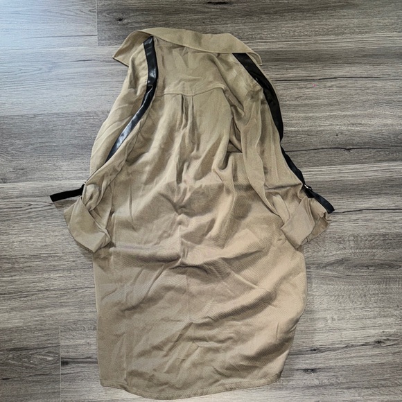 Stylish Tan Button Down Shirt with Black Accents - Picture 4 of 4